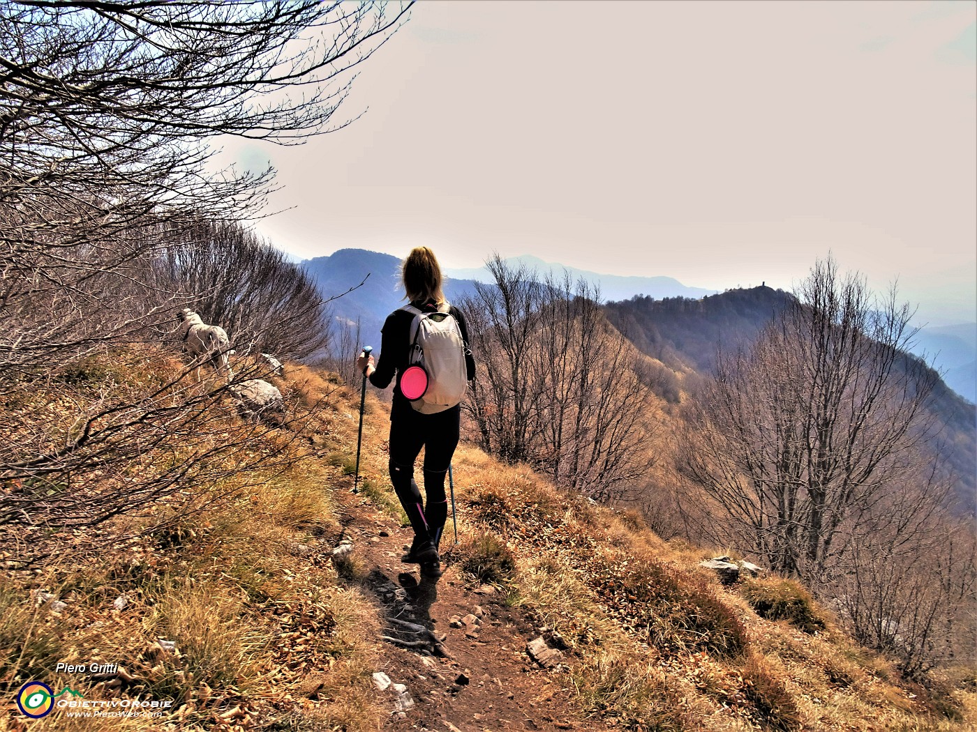 62 Scendiamo dal Castel Regina per passare sul Pizzo Cerro la in fondo.JPG